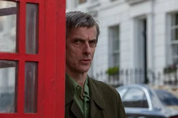 Mr. Curry (Peter Capaldi) ist hinter dem kleinen B&auml;ren her.  +++ Die Verwendung des sendungsbezogenen Materials ist nur mit dem Hinweis und Verlinkung auf RTL+ gestattet. +++