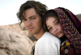 Rob (Tom Payne) hat sich in die sch&ouml;ne Rebecca (Emma Rigby) verliebt.