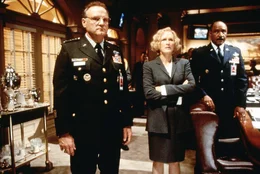 Vicepr&auml;sidentin Bennett (Glenn Close) und ihre Gener&auml;le (Bill Smitrovich, l.) schicken eine Staffel F-15 Bomber gegen die gekaperte Air Force One.  +++ Die Verwendung des sendungsbezogenen Materials ist nur mit dem Hinweis und Verlinkung auf RTL+ gestattet. +++