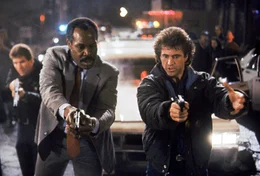 Gemeinsam sind sie unschlagbar: Murtaugh (Danny Glover, 2.v.r.) und Riggs (Mel Gibson, r.) schaffen es, eine ganze Drogenbande lahm zu legen ...