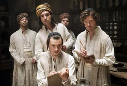 Der junge Rob Cole (Tom Payne, re.) studiert in Isfahan gemeinsam mit dem Perser Karim (Elyas M&rsquo;Barek, 2. v. li.) und dem Juden Mirdin (Michael Marcus, vorne).
