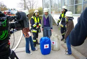 Die richtige Information kann lebenswichtig sein, das lernen die Schüler bei der Feuerwehr bei einer Giftunfall-Übung. Um welchen Stoff handelt es sich? Welche Gefahrenhinweise sind zu beachten? Die richtige Information kann lebenswichtig sein, das lernen die Schüler bei der Feuerwehr bei einer Giftunfall-Übung. Um welchen Stoff handelt es sich? Welche Gefahrenhinweise sind zu beachten?