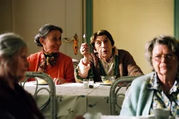 Lassen sich keineswegs einsch&uuml;chtern: Frau Schellenberg (Christel Peters, 2.v.r.), die sich regelm&auml;&szlig;ig auf den Weg zur Ostfront macht, und Clara (Heidi Forster, 2.v.l.), die ihr jung gebliebenes Herz an den Miesepeter Herman verloren hat ...