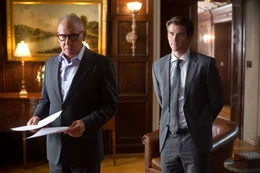 Schnell erschleicht sich Adam (Liam Hemsworth, r.) das Vertrauen von Eikon-Chef Jock Goddard (Harrison Ford, l.). Zu sp&auml;t erkennt er, dass mit dem exzentrischen Firmenbesitzer nicht zu spa&szlig;en ist.