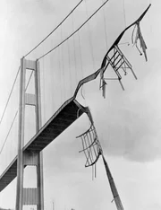 Einsturz der Tacoma-Narrows-Brücke in Washington aus dem Jahre 1940.