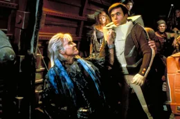 Cmdr. Chekov (Walter Koenig, r.), erster Offizier des Raumschiffs Reliant,  ger&auml;t in die F&auml;nge von Khan (Ricardo Montalb&aacute;n, l.) &hellip;; Cmdr. Chekov (Walter Koenig, r.), erster Offizier des Raumschiffs Reliant,  ger&auml;t in die F&auml;nge von Khan (Ricardo Montalb&aacute;n, l.)