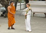 Moderatorin Andrea Jansen (r.) mit dem M&ouml;nch Pheng in Luang Prabang