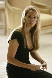 Horatios Ex-Frau Julia (Elizabeth Berkley) wurden wichtige Psychopharmaka geklaut, wodurch wieder ihre bipolare St&ouml;rung hervortreten.