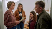 Die Kommissare Matti Wagner (Pierre Besson, r.) und Lilly Funke (Tatjana K&auml;stel, 2.v.l.) befragen Katinka (Evelin Schwarz, 2.v.r.) und Renate Braun (Maike Elena Schmidt, l.) zu ihrem Verh&auml;ltnis zum Mordopfer.