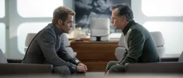 Als Captain Kirk (Chris Pine, l.), um Spock zu retten, die Enterprise vor Bewohnern eines fremden Planeten enttarnen muss, verst&ouml;&szlig;t er gegen die oberste Direktive der F&ouml;deration. Prompt degradiert ihn Admiral Christopher Pike (Bruce Greenwood, r.) ...