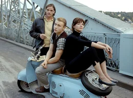 ARD DER ROTE KAKADU, Deutschland 2006, Regie Dominik Graf, am Dienstag (07.02.12) um 00:20 Uhr im Ersten. Der B&uuml;hnenmaler Siggi (Max Riemelt, Mitte), die Dichterin Luise (Jessica Schwarz) und ihr Mann Wolle (Ronald Zehrfeld) glauben an den Sozialismus &ndash; aber sie lieben auch die westliche Rock-and-Roll-Musik.