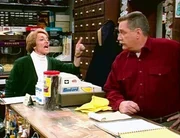 Dolores (Shirley Prestia) mischt den Eisenwarenladen von ihrem Mann Harry (Blake Clarke) auf.