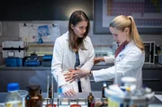 Agnes Lohe (Noemi Ast, l.) hat sich mit einem Alraun-Trunk vergiftet. Sie wollte damit ihre Bauchschmerzen kurieren, denn Agnes ist Naturheilerin. Weil sie der Schulmedizin kritisch gegenüber steht, zeigt sie sich in weiteren Untersuchungen von Seiten Julias (Mirka Pigulla, r.) eher unkooperativ. Agnes Lohe (Noemi Ast, l.) hat sich mit einem Alraun-Trunk vergiftet. Sie wollte damit ihre Bauchschmerzen kurieren, denn Agnes ist Naturheilerin. Weil sie der Schulmedizin kritisch gegenüber steht, zeigt sie sich in weiteren Untersuchungen von Seiten Julias (Mirka Pigulla, r.) eher unkooperativ.