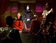 Stargate 20.00 Apophis (Peter Williams, l.) bei einer Audienz, die ihm Sokar (David Palffy, M.) gewährt hat. Bei dem Versuch Jacob zu retten, wird das SG-1-Team und Martouf von einem Höllenwärter gefangen genommen, der wild entschlossen ist, mit ihrem Wissen Sokar zu stürzen. Die SG-1 muss aus einem Gefängnis entkommen, das der Hölle nachgebildet wurde. / Bei dem Versuch Jacob zu retten, wird das SG-1-Team und Martouf von einem Höllenwärter gefangengenommen, der wild entschlossen ist, mit ihrem Wissen Sokar zu stürzen. Mit einer Droge muss jeder Gefangene schmerzhafte Erinnerungen erneut durchleben. Doch diesmal können sie nicht zwischen Realität und Erinnerung unterscheiden. Währenddessen bleibt Teal'C bei einem Angriff Sokars nichts anderes übrig als Unterstützung bei den Tok'Ras zu suchen. Als Gegenleistung soll er eine Bombe abliefern, die Netu und Teal'Cs Freunde zerstören wird.