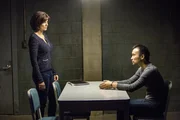 Wei&szlig; Brandon Pierce (James Hiroyuki Liao, r.), weshalb ein Unbekannter Captain James Grant get&ouml;tet hat und nun auch hinter der Radiomoderatorin und ehemaligen Soldatin Kayla Anderson her ist? Brody (Zoe McLellan, l.) hofft das zumindest ...