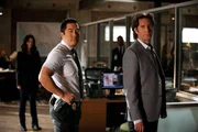 Mit dem superreichen Gesch&auml;ftsmann Tommy Volker (Henry Ian Cusick, r.) hat Lisbon (Robin Tunney, l.) noch eine Rechnung offen. Auch wenn sie es ihm bisher nicht nachweisen konnte: Er muss in den Mord an seiner Sekret&auml;rin verwickelt gewesen sein. Kimball (Tim Kang, M.) ermittelt ...