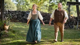Pierre (Gr&eacute;gory Gadebois) und Louise (Isabelle Carr&eacute;) erwarten einen adligen Gast.