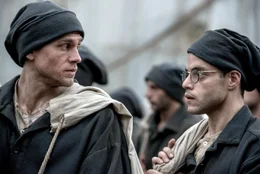 Papillon (Charlie Hunnam, l.) hat die Bekanntschaft von Louis Dega (Rami Malek, r.) gemacht. Er schl&auml;gt ihm einen Deal vor.
