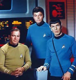 Admiral James T. Kirk (William Shatner, l.), Dr. Leonard McCoy (DeForest Kelley, M.) und Commander Spock (Leonard Nimoy, r.) lenken gemeinsam die Geschicke des Raumschiffs U.S.S. Enterprise.
