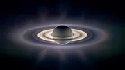 Der Planet Saturn in eindrucksvoller Gegenlichtaufnahme - seine leuchtenden Ringe offenbaren die filigrane Sch&ouml;nheit kosmischer Strukturen.