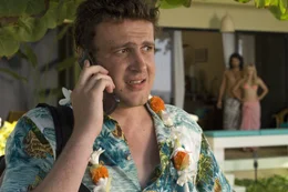 Peter (Jason Segel, l.) will nach der Trennung von seiner Freundin seine Wunden lecken und Abstand gewinnen. Deshalb bucht er einen Hawaii-Urlaub. Doch er rechnet nicht damit, dass seine Ex (Kristen Bell, r.) mit ihrem neuen Lover Aldous Snow (Russell Brand, M.) dieselbe Idee hat ...