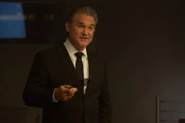 Mr. Nobody (Kurt Russell) bleibt wie &uuml;blich im Hintergrund und zieht von dort die F&auml;den.
