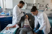Florian Schindler (Bruno Bruni, liegend) wird nach einer Halloween-Party ins JTK eingeliefert. Oberarzt Dr. Matteo Moreau (Mike Adler, l.) und Tom Zondek (Tilman Pörzgen, r.) nehmen Florian Schindler auf. Florian Schindler (Bruno Bruni, liegend) wird nach einer Halloween-Party ins JTK eingeliefert. Oberarzt Dr. Matteo Moreau (Mike Adler, l.) und Tom Zondek (Tilman Pörzgen, r.) nehmen Florian Schindler auf.