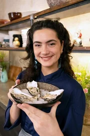 Lucie verleiht den besonderen Muscheln kulinarischen Glanz: gratiniert mit Salicornia und Haselnuss.