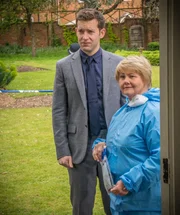 Sergeant Jamie Winter (Nick Hendrix) und Rechtsmedizinerin Fleur Perkins (Annette Badland) staunen nicht schlecht, als sie in einer Gartenhütte die Leiche eines Schmetterlingssammlers finden, an der Wand aufgespießt wie ein Schmetterling im Schaukasten. Sergeant Jamie Winter (Nick Hendrix) und Rechtsmedizinerin Fleur Perkins (Annette Badland) staunen nicht schlecht, als sie in einer Gartenhütte die Leiche eines Schmetterlingssammlers finden, an der Wand aufgespießt wie ein Schmetterling im Schaukasten.