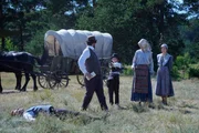 T&ouml;dliche Eskalation. Fritz (Komparse, M.), der Sohn der Siedlerfamilie, hat dem schmierigen Makler (Paul Sedlmeir, l.) den Garaus gemacht. Vater Walter (Jan van Weyde, 2.v.l.), Mutter Dolores (Judith Richter, 2.v.r.) und Schwester Paula (Nora Islei, r.) sind entsetzt. Was bedeutet das jetzt f&uuml;r den Kaufvertrag?