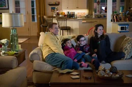 Das Familienleben von Brad (Will Ferrell, l.), seinen Stiefkindern Megan (Scarlett Estevez, 2.v.l.) und Dylan (Owen Vaccaro, 2.v.r.) und seiner neuen Frau Sara (Linda Cardellini, r.) k&ouml;nnte eigentlich ganz harmonisch verlaufen - bis der biologische Vater der Kinder pl&ouml;tzlich auf der Matte steht ...