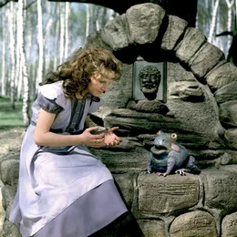 Prinzessin Henriette (Jana Mattukat) verspricht dem Frosch alles, was er will, aber daf&uuml;r soll er die goldene Kugel aus dem Brunnen holen.