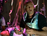 O´Neill (Richard Dean Anderson, Bild) erwacht aus seinem Schlaf. Überrascht merkt er, dass er sich nicht in seinem Bett befindet. O´Neill (Richard Dean Anderson, Bild) erwacht aus seinem Schlaf. Überrascht merkt er, dass er sich nicht in seinem Bett befindet.