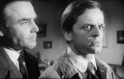 Inspektor Larry Holt (Joachim Fuchsberger) verh&ouml;rt den undurchsichtigen Edgar Strauss (Klaus Kinski).