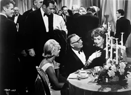 Auf der Party des Sponsors der Seifenmarke "Happy": Mrs. Fraleigh (Arlene Francis, r.), Gardiner Fraleigh (Edward Andrews, 2.v.r.), Beverly Boyer (Doris Day, M.), Dr. Gerald Boyer (James Garner, 2.v.l.) ...