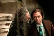 Dr. Martin Whitly (Michael Sheen, l.); Malcolm Bright (Tom Payne, r.)