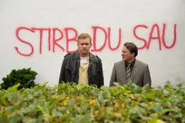 Nach einer bedrohlichen Wandschmiererei bittet Schuldirektor H&ouml;pfl (Robert Palfrader, rechts) Polizeihauptmeister Franz Eberhofer (Sebastian Bezzel) um Hilfe.