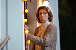 Lockt die geheimnisvolle Vera (Adele Neuhauser) dunkle Kr&auml;fte an?