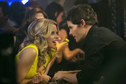 Der Barmann Gordon (James Marsden) gef&auml;llt Meghan (Elizabeth Banks) ausnehmend gut.