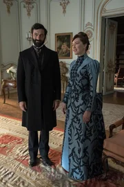 l-r: Morgan Spector als George Russell, Carrie Coon als Bertha Russell