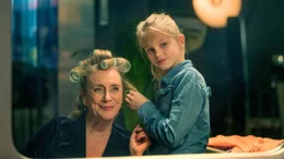 ...doch St&uuml;ck f&uuml;r St&uuml;ck werden Romy (Vita Heijmen) und ihre Oma Stine (Beppie Melissen) zu einem eingeschworenen Team.