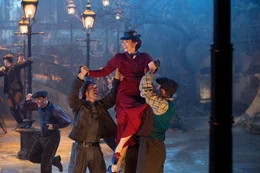 Mary Poppins (Emily Blunt, oben)
