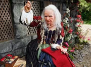 Die Hexe (Veronica Ferres) glaubt, den Soldaten Jakob zu beherrschen.