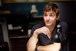 Versorgt der coole Eric Molson (Dave Franco) die High School-Sch&uuml;ler mit Drogen?  +++ Die Verwendung des sendungsbezogenen Materials ist nur mit dem Hinweis und Verlinkung auf RTL+ gestattet. +++