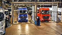 Alle drei Minuten entsteht im LKW-Montagewerk in W&ouml;rth am Rhein ein neuer Lastkraftwagen.