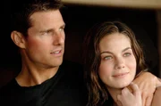 Seiner Braut Julia (Michelle Monaghan, r.) hat er weisgemacht, dass er sich seinen Lebensunterhalt bei einer Beh&ouml;rde verdient, bei der er Verkehrssituationen studiert und bewertet. Doch dann soll Top-Agent Ethan Hunt (Tom Cruise, l.) einer in Not geratenden Kollegin helfen ...