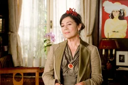 Frau Theobald (Hannelore Elsner), die Direktorin von Internat Lindenhof, fragt sich, wie lange die Zwillinge noch brauchen, bis sie sich in ihrem neuen zu Hause zurecht gefunden haben.