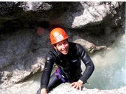 Willi springt ins eiskalte Gletscherwasser! Natürlich mit Neoprenanzug und Helm und unter der Anleitung von Profis.