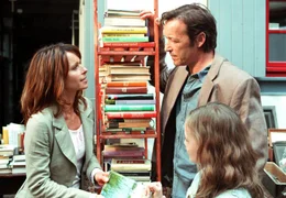 In einem Antiquariat treffen Klaus (Michael Roll) und Judith (Christina Plate, li.) sich unversehens wieder. Klaus' Tochter Anna (Maria Ehrich) streitet sich mit Judith um ein Buch.