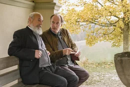 Der K&uuml;ster (Michael Aicher, links) erz&auml;hlt Kluftinger (Herbert Knaup), dass R&ouml;sler Bedingungen stellt.